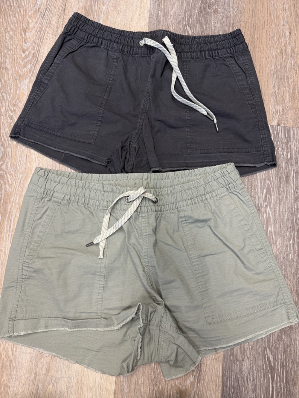 Vuori Casual Drawstring Shorts - Black & Olive lot of 2 size Small women’s